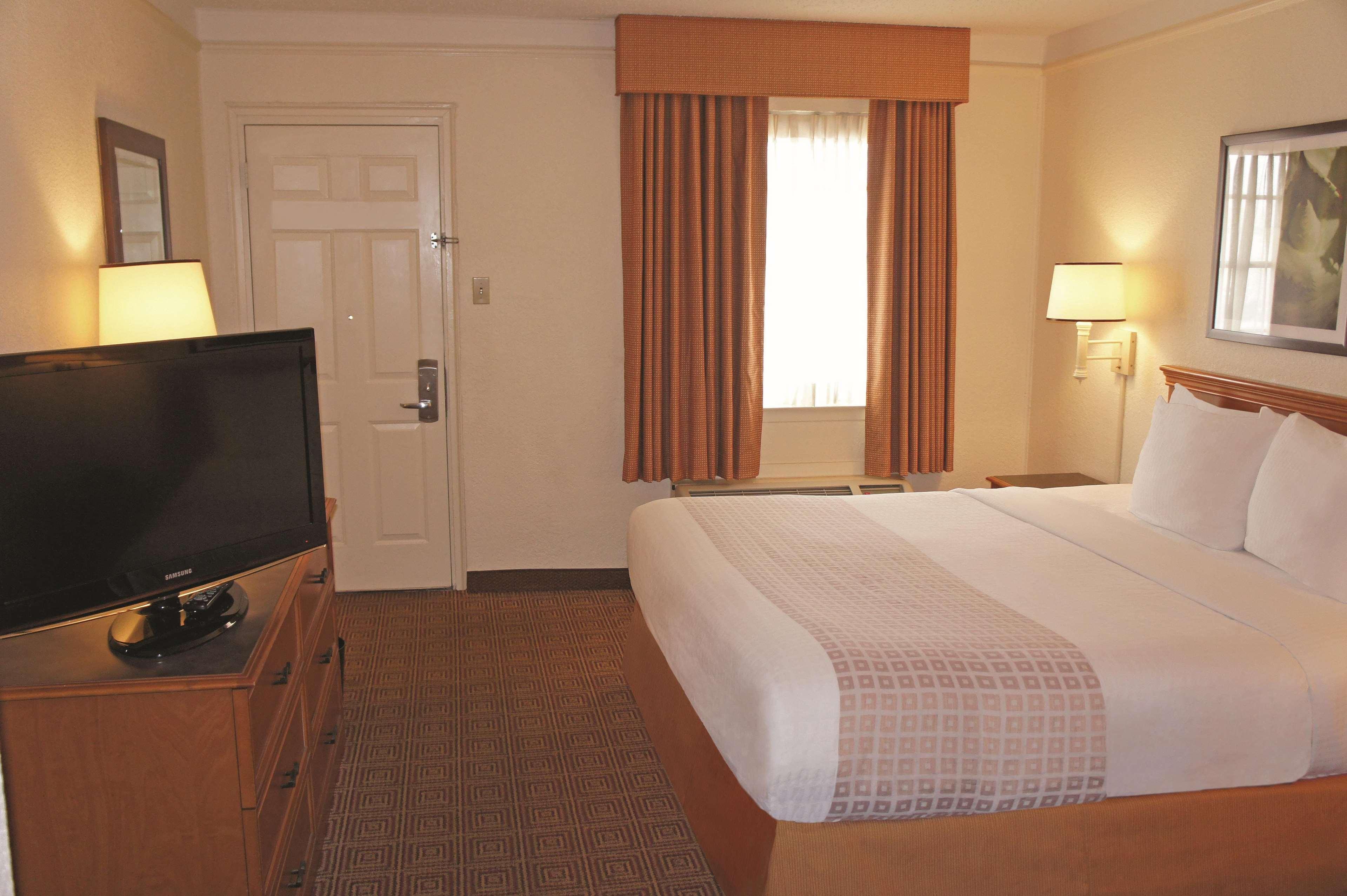 Baymont By Wyndham San Antonio South Park Hotell Exteriör bild