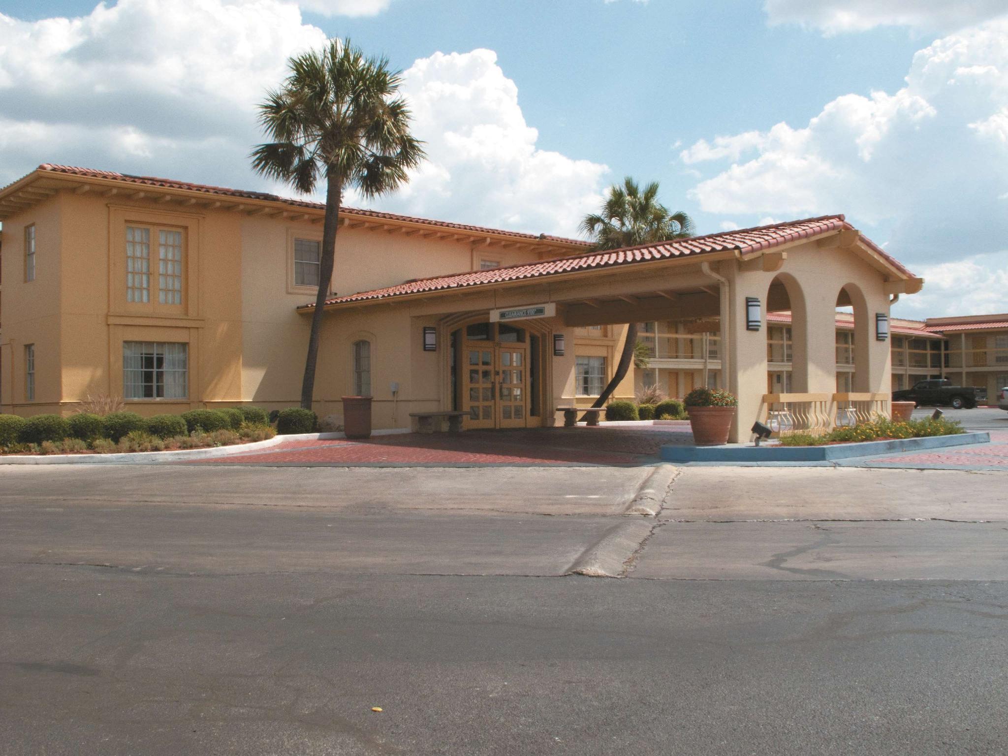 Baymont By Wyndham San Antonio South Park Hotell Exteriör bild