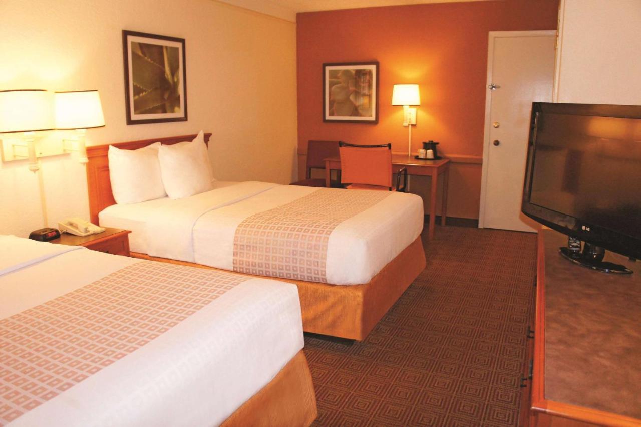 Baymont By Wyndham San Antonio South Park Hotell Exteriör bild
