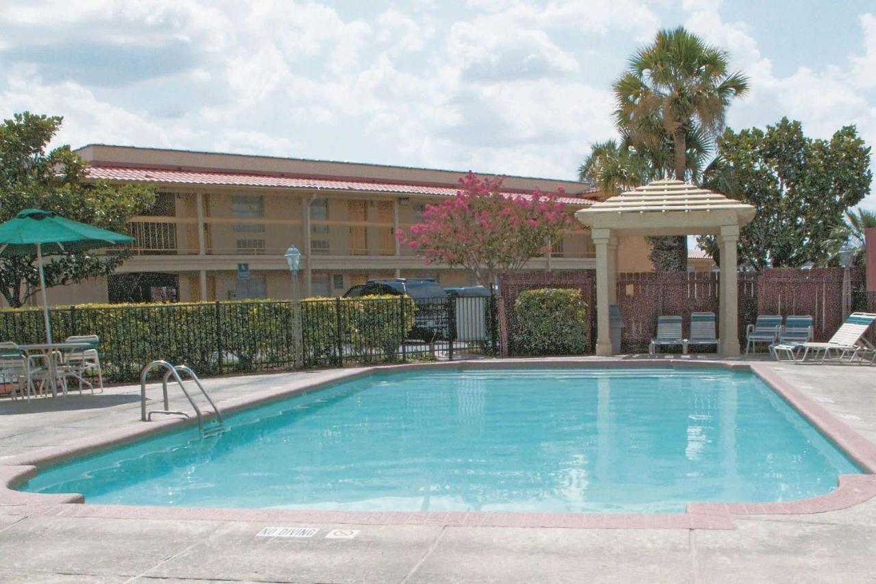 Baymont By Wyndham San Antonio South Park Hotell Exteriör bild